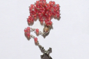 Růženec skleněný s medailkou sv. Zdislavy
